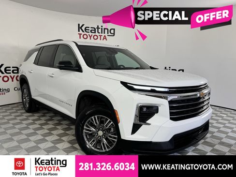 Used 2026 Chevrolet Traverse LT w/ Driver Confidence Package FWD image 2