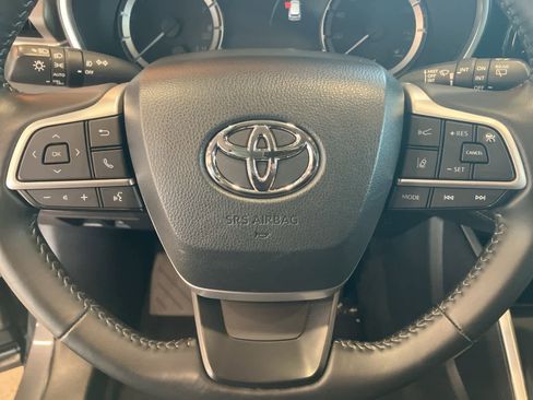 Used 2023 Toyota Highlander XLE image 17