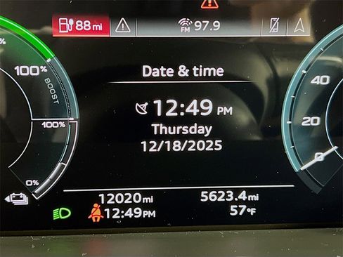 Used 2024 Audi Q8 e-tron Premium Plus image 13