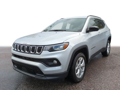 Used 2024 Jeep Compass Latitude AWD/4WD image 1