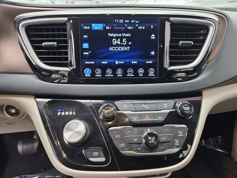 Used 2017 Chrysler Pacifica Touring-L w/ Tire & Wheel Group image 13