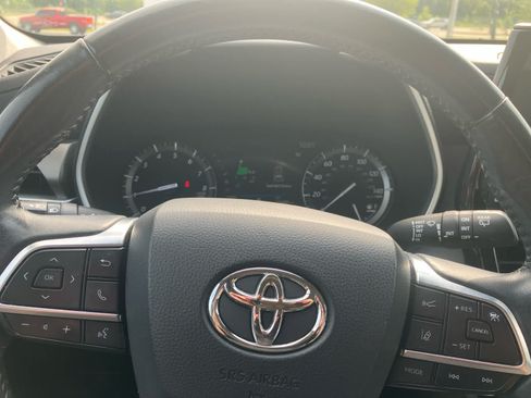 Used 2020 Toyota Highlander XLE AWD/4WD image 15