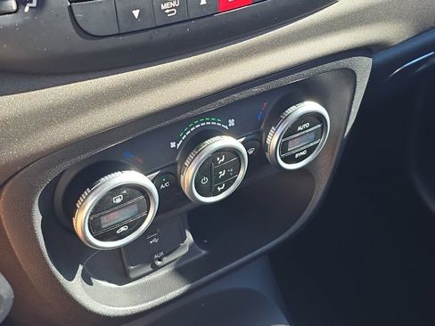 Used 2015 FIAT 500L Trekking image 29