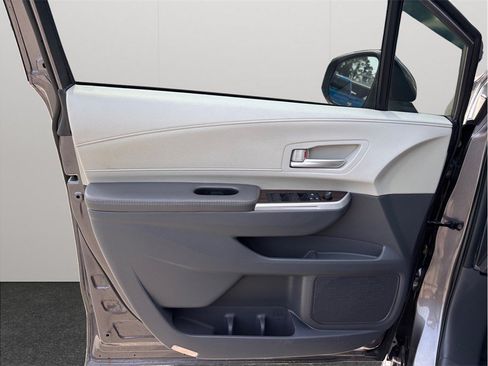 Used 2023 Toyota Sienna XLE FWD image 21