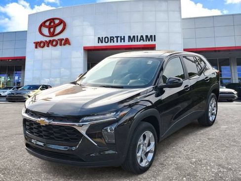 Used 2024 Chevrolet Trax LS w/ LS Convenience Package FWD image 2