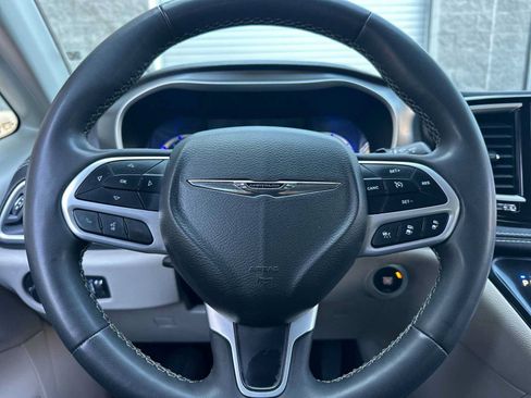 Used 2023 Chrysler Pacifica Touring-L FWD image 27