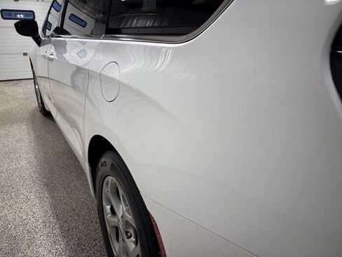 Used 2024 Chrysler Pacifica Limited image 11