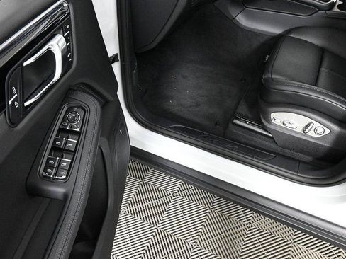 Certified 2026 Porsche Macan AWD/4WD image 8