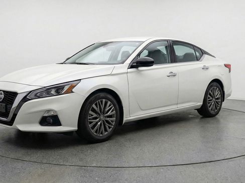 Used 2025 Nissan Altima 2.5 SV FWD image 3