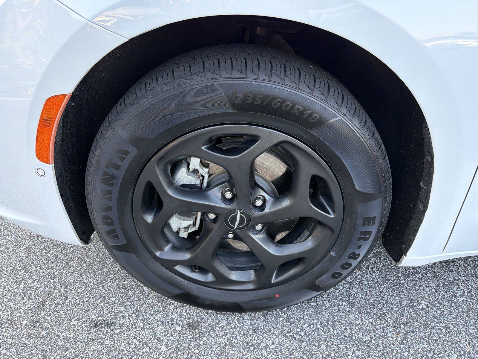 Used 2024 Chrysler Pacifica Limited FWD image 9