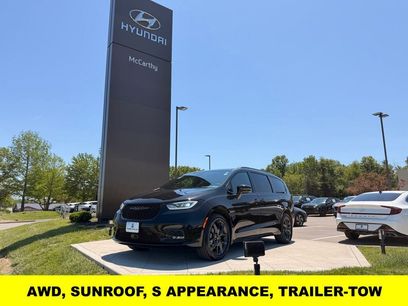Used 2024 Chrysler Pacifica Limited w/ S Appearance Package