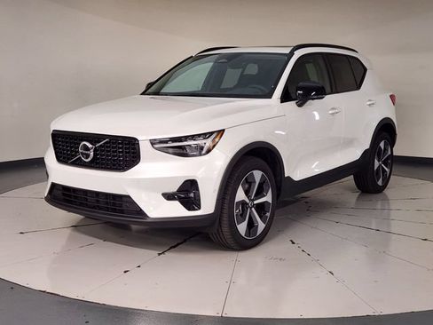 Certified 2026 Volvo XC40 B5 Plus AWD/4WD image 1