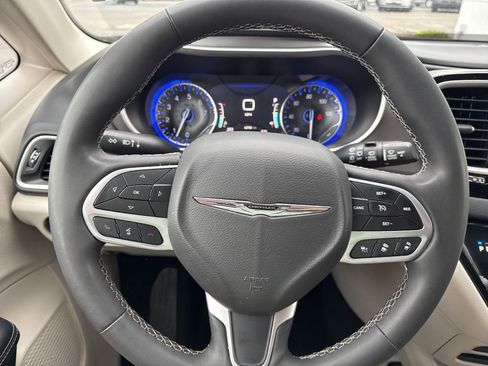 Used 2023 Chrysler Pacifica Touring-L FWD image 9