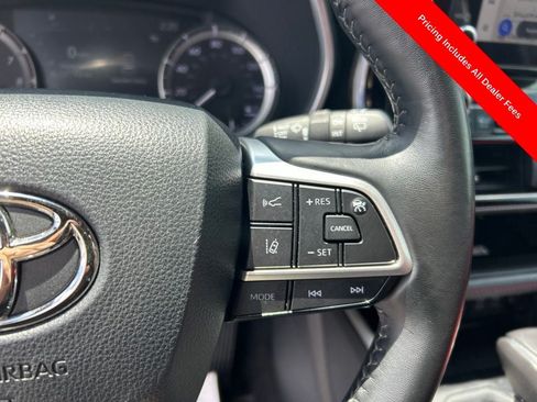 Used 2023 Toyota Highlander XSE FWD image 9