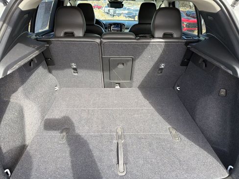 Used 2025 Volvo XC40 B5 Plus image 17