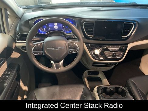 Used 2024 Chrysler Pacifica Touring-L FWD image 4