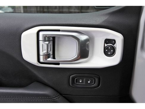 Used 2020 Jeep Wrangler Unlimited Sahara AWD/4WD image 23