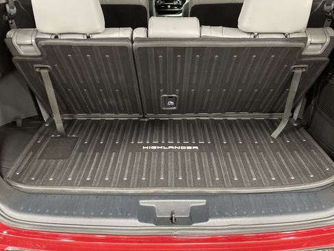 Used 2022 Toyota Highlander XLE image 13