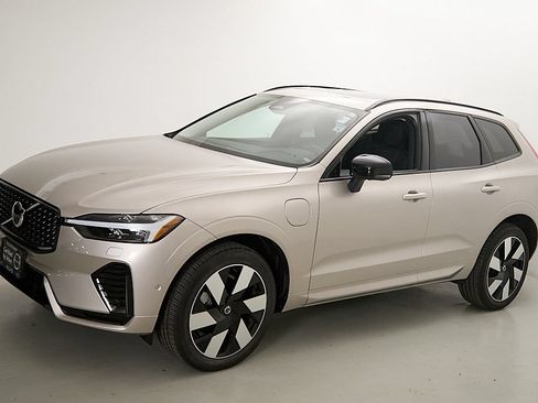 Certified 2025 Volvo XC60 T8 Plus w/ Protection Package Premier AWD/4WD image 5