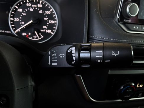Used 2025 Nissan Rogue SV AWD/4WD image 40