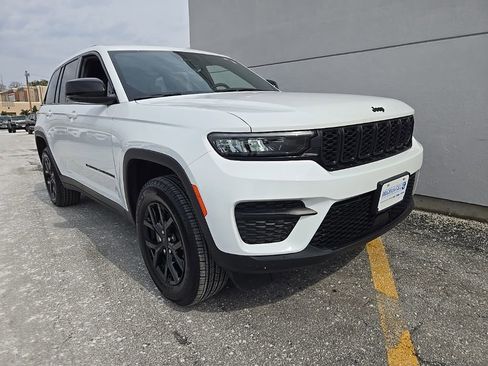 Certified 2025 Jeep Grand Cherokee Altitude image 2