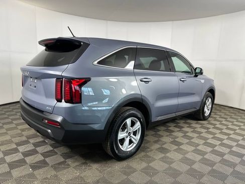 Used 2023 Kia Sorento LX image 3