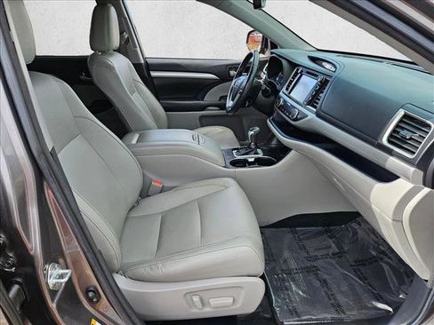 Used 2017 Toyota Highlander XLE AWD/4WD image 27