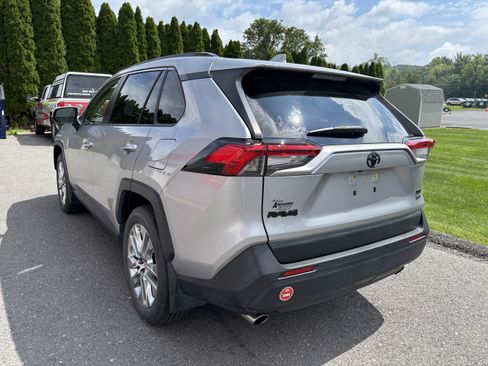 Used 2019 Toyota RAV4 XLE Premium w/ Cold Weather Package AWD/4WD image 6