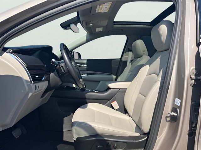 Used 2023 Cadillac XT4 Luxury w/ Cold Weather Package FWD image 15
