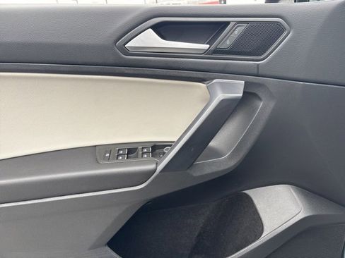 Used 2021 Volkswagen Tiguan SE image 11