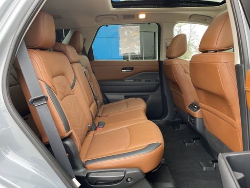 Used 2025 Nissan Pathfinder Platinum w/ Cargo Package image 33