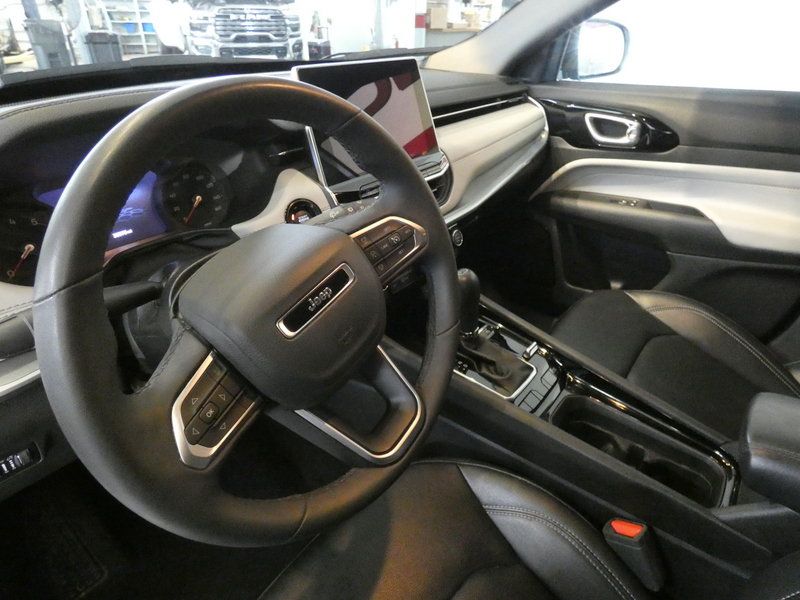 Used 2025 Jeep Compass Limited AWD/4WD image 8
