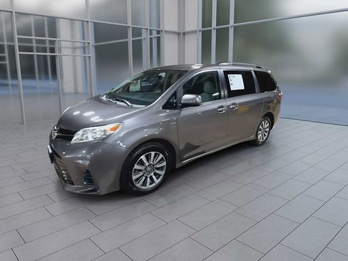 Used 2020 Toyota Sienna LE w/ LE Preferred Package AWD/4WD image 4