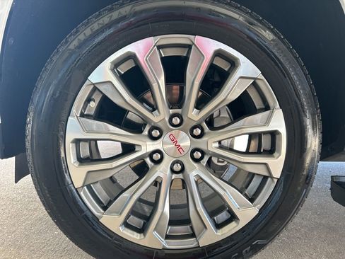 Used 2024 GMC Yukon XL Denali w/ Advanced Technology Package image 29