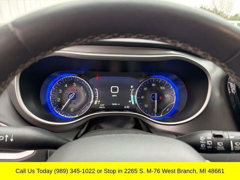Used 2023 Chrysler Pacifica Touring-L image 16