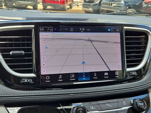 Used 2024 Chrysler Pacifica Limited FWD image 19