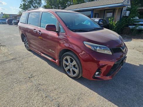 Used 2018 Toyota Sienna SE w/ SE Preferred Package FWD image 2