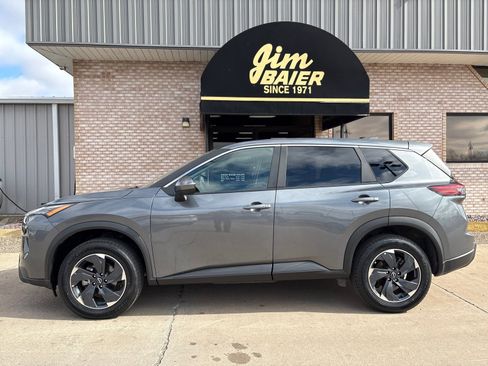 Used 2025 Nissan Rogue SV image 2