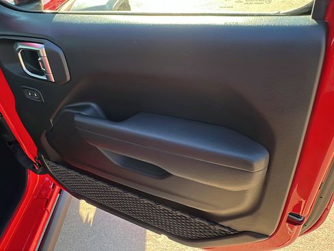 Used 2025 Jeep Wrangler Willys image 17