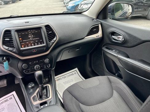 Used 2016 Jeep Cherokee Latitude w/ Cold Weather Group AWD/4WD image 32