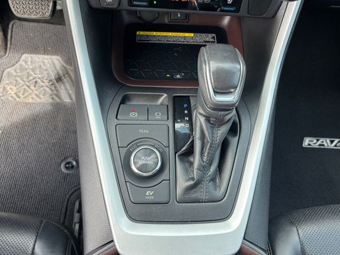 Used 2020 Toyota RAV4 Limited AWD/4WD image 16