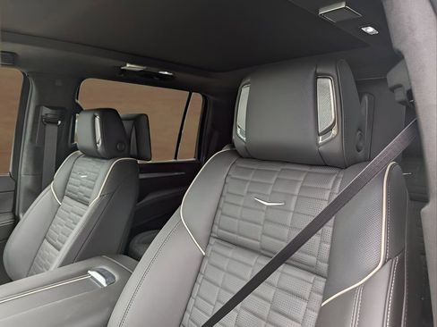 Certified 2025 Cadillac Escalade ESV Sport Platinum image 6