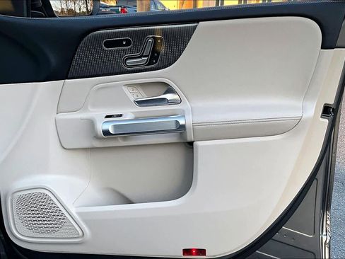 Used 2022 Mercedes-Benz GLB 250 image 43