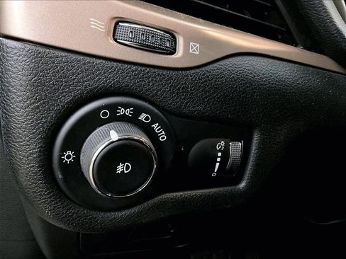 Used 2018 Jeep Cherokee Latitude w/ Altitude Package image 31