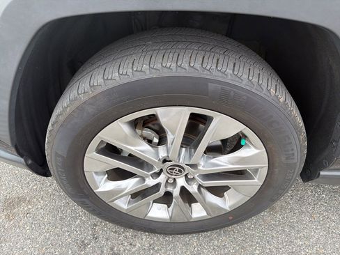 Used 2021 Toyota RAV4 XLE Premium image 11