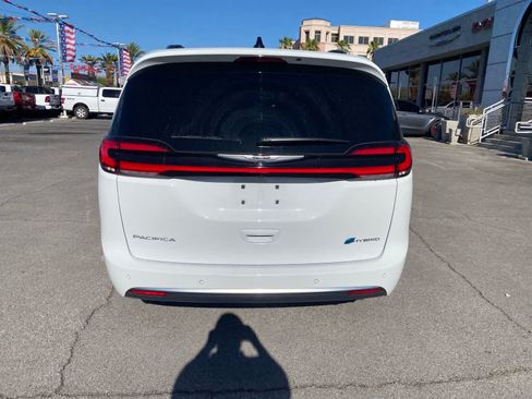 Used 2025 Chrysler Pacifica Pinnacle FWD image 8