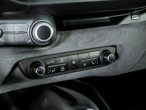 Used 2018 Ferrari 812 Superfast RWD image 33