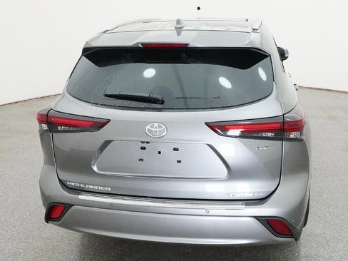 New 2026 Toyota Highlander Platinum image 10