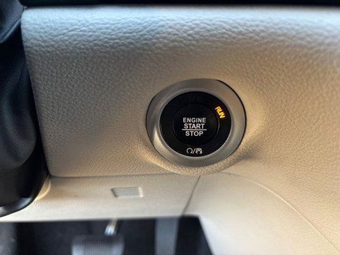 Used 2021 Chrysler Pacifica Touring image 28