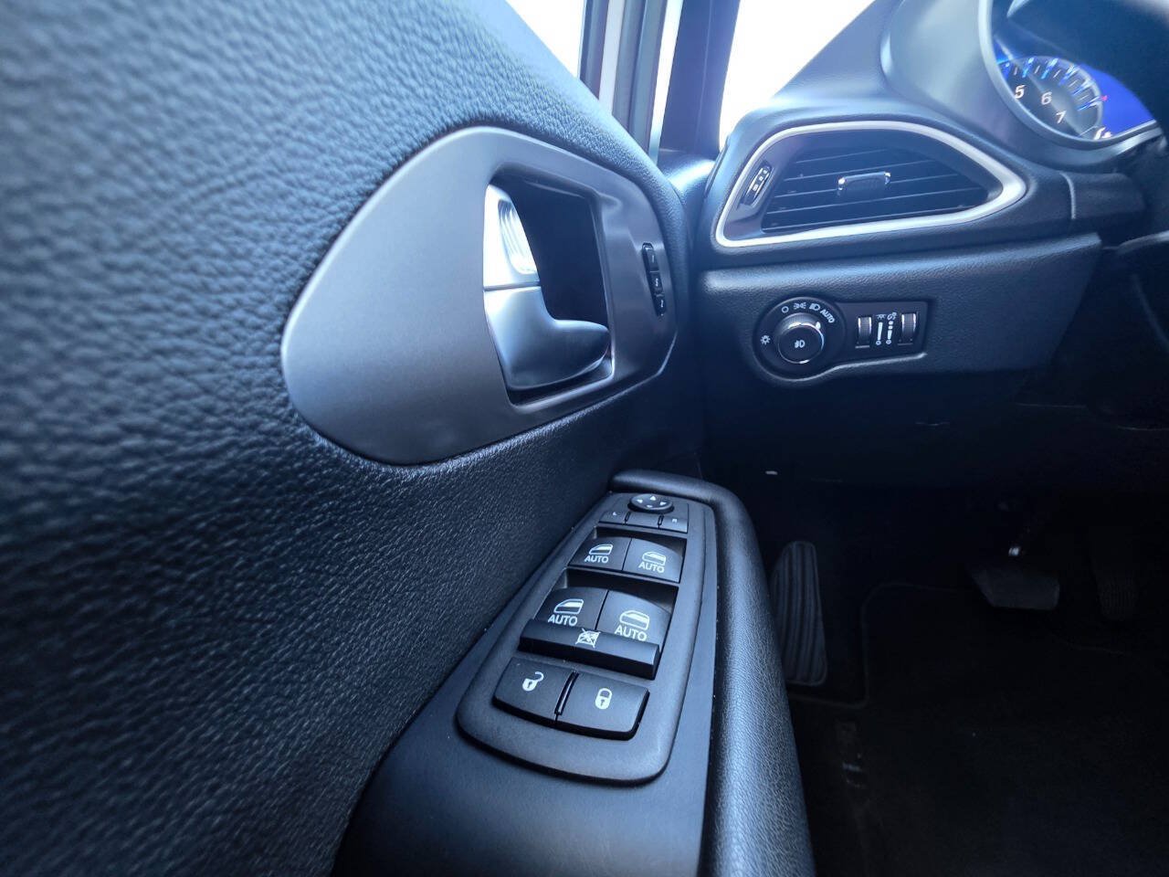 Used 2026 Chrysler Pacifica Select FWD image 38